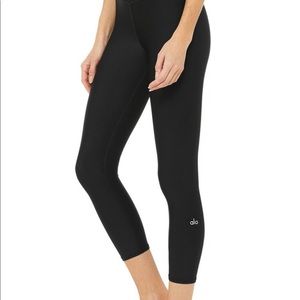NWT ALO YOGA High-Waist Airlift Capri. black small
